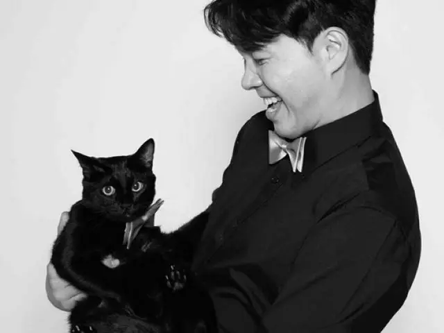 “実兄と裁判中”タレントのパク・スホン、愛猫のダホンとちょうネクタイコーデで2ショット…結婚式まであと20日（画像提供:wowkorea）