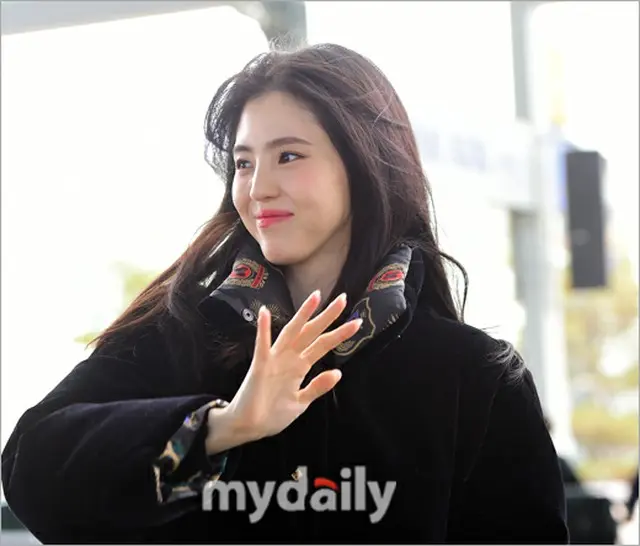 女優ハン・ソヒがまるで映画撮影のような美しい姿で出国した。（画像提供:wowkorea）