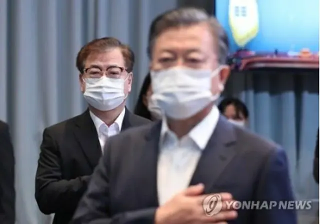 文在寅氏（中央）と徐薫氏（資料写真）＝（聯合ニュース）