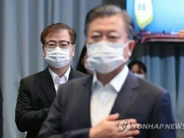 文在寅氏（中央）と徐薫氏（資料写真）＝（聯合ニュース）