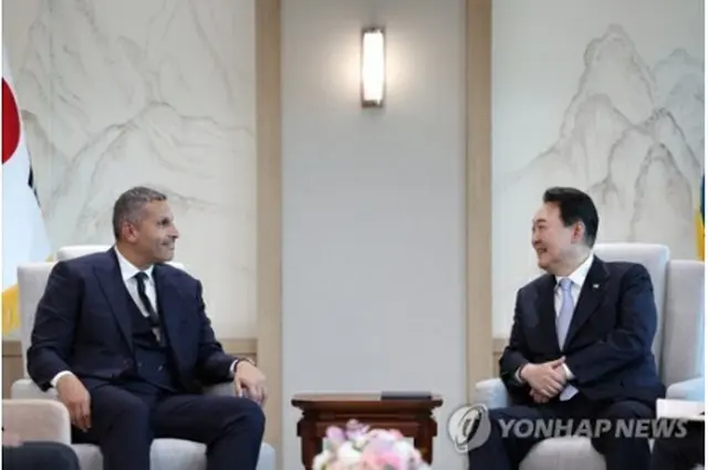 ９月１日、大統領室で会談する尹大統領（右）とＵＡＥアブダビ首長国のハルドゥーン執行関係庁長官（大統領室提供）＝（聯合ニュース）