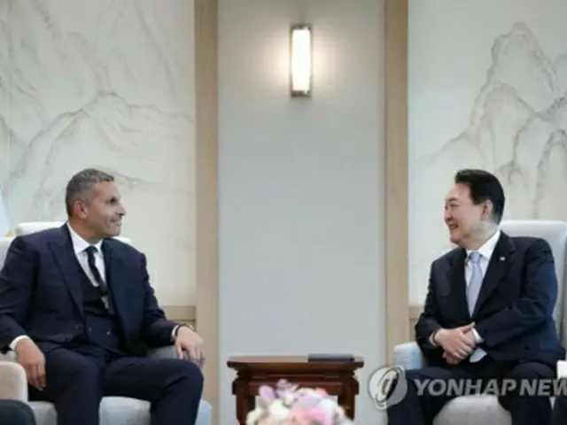 ９月１日、大統領室で会談する尹大統領（右）とＵＡＥアブダビ首長国のハルドゥーン執行関係庁長官（大統領室提供）＝（聯合ニュース）