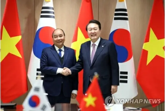 握手を交わす尹大統領（右）とフック国家主席（大統領室通信写真記者団）＝５日、ソウル（聯合ニュース）