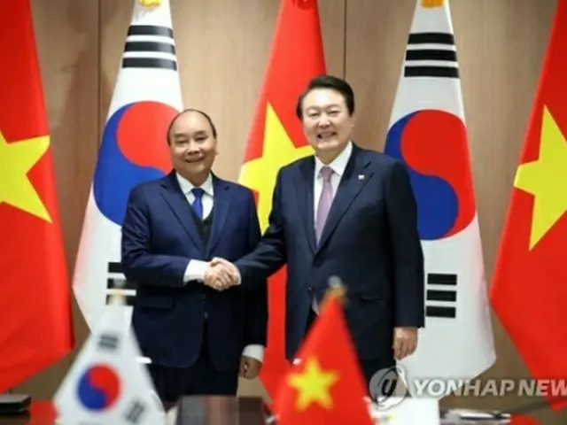 握手を交わす尹大統領（右）とフック国家主席（大統領室通信写真記者団）＝５日、ソウル（聯合ニュース）