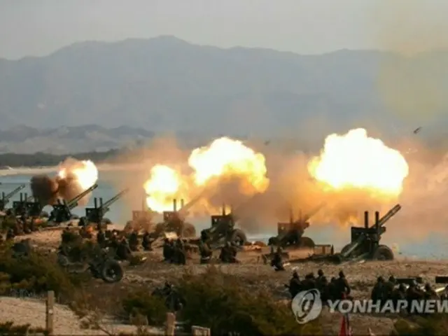 北朝鮮による砲射撃（朝鮮中央テレビの画像から）＝（聯合ニュース）≪転載・転用禁止≫