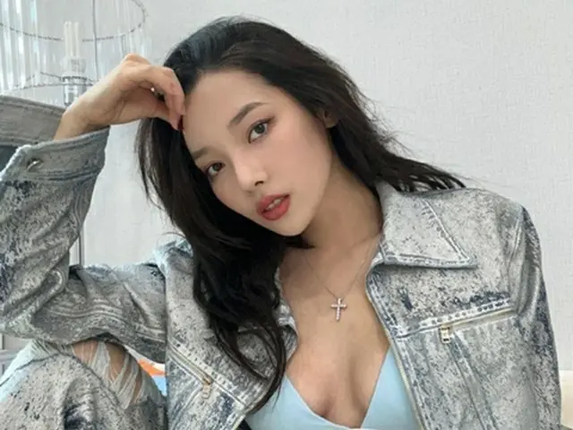 「KARD」チョン・ソミン、デニムジャケットの中は下着だけ？…“破格ファッション”を披露（画像提供:wowkorea）