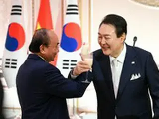 尹大統領、ベトナム首脳とラブショット…初の国賓歓迎夕食会は迎賓館で＝韓国