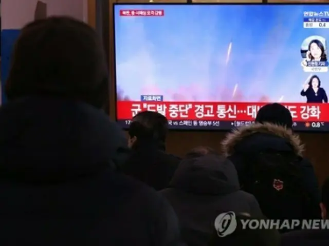 北朝鮮は５日にも海上の緩衝区域に向けて砲撃を行った。韓国・ソウル駅の待合室でニュースを見る市民＝５日、ソウル（聯合ニュース）