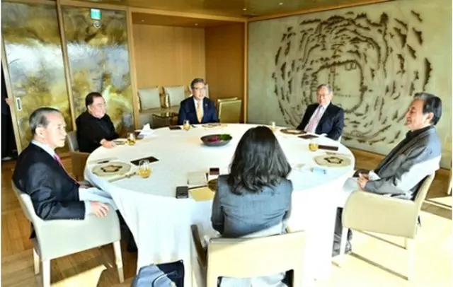 賢人会議に出席した朴氏と出席者（外交部提供）＝（聯合ニュース）
