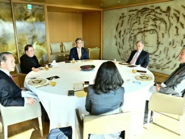 賢人会議に出席した朴氏と出席者（外交部提供）＝（聯合ニュース）