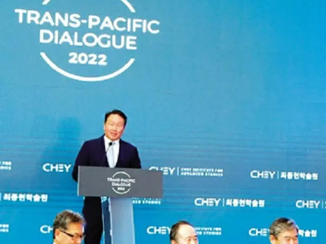 韓国SKグループの崔泰源会長が、ワシントンで開かれた「トランス・パシフィック・ダイアログ・フォーラム」の日韓協力特別セッションで歓迎の辞を述べている（画像提供:wowkorea）