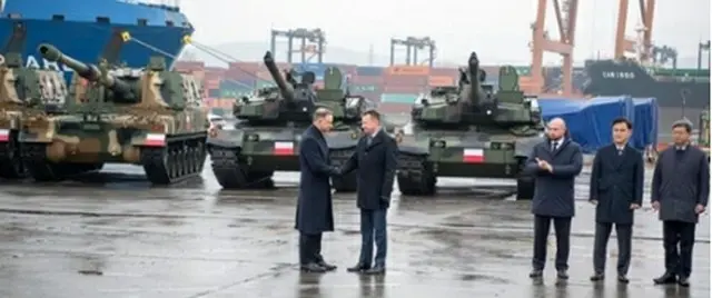 ポーランドの海軍基地で開かれた韓国製戦車と自走砲の引き渡しの式典（ポーランド国防省ホームページより）＝（聯合ニュース）≪転載・転用禁止≫