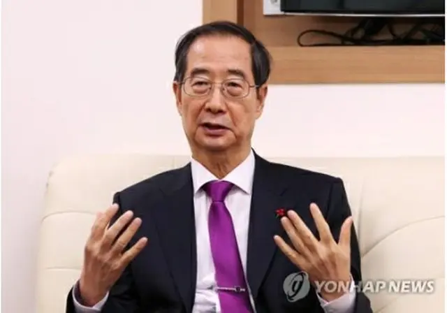 会見する韓首相＝６日、世宗（聯合ニュース）