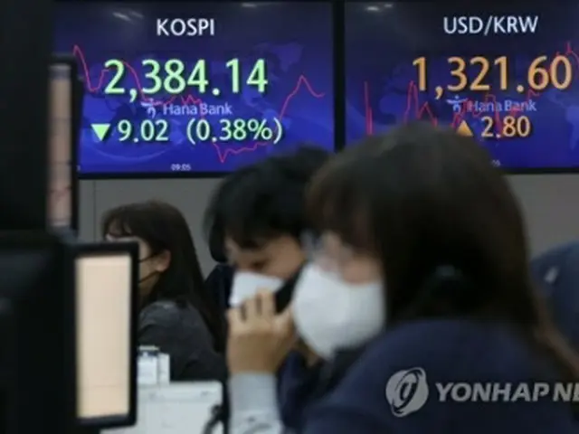 ハナ銀行本店のディーリングルームに取引時間中のＫＯＳＰＩと為替相場が表示されている＝７日、ソウル（聯合ニュース）