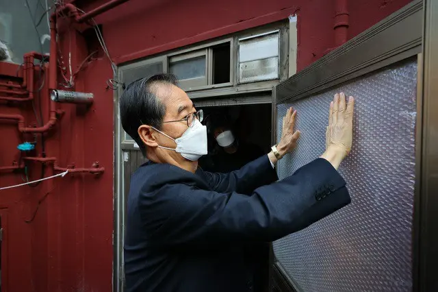 韓国の韓悳洙首相が7日、独居高齢者の家を訪問し、寒さ対策を点検している様子（画像提供:wowkorea）