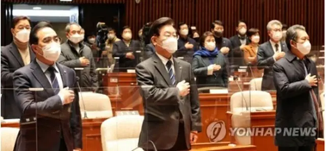 国会で議員総会を行う共に民主党＝７日、ソウル（聯合ニュース）