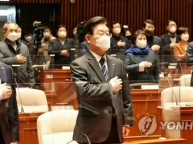 国会で議員総会を行う共に民主党＝７日、ソウル（聯合ニュース）