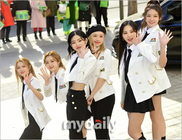 【フォト】「TRI.BE」、出勤時よりさらに明るい笑顔の“帰り道”（画像提供:wowkorea）