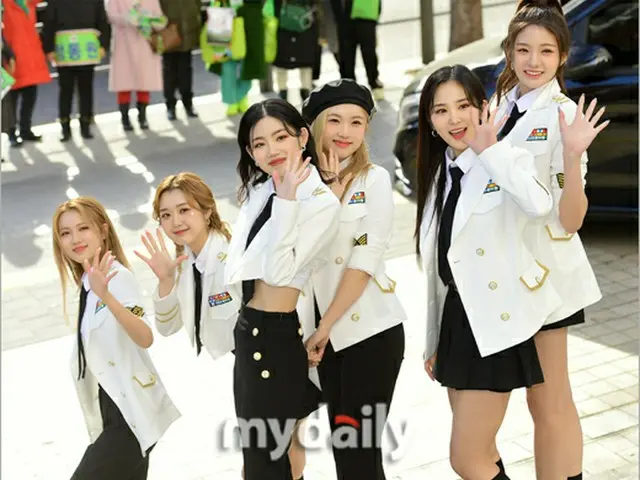 【フォト】「TRI.BE」、出勤時よりさらに明るい笑顔の“帰り道”（画像提供:wowkorea）