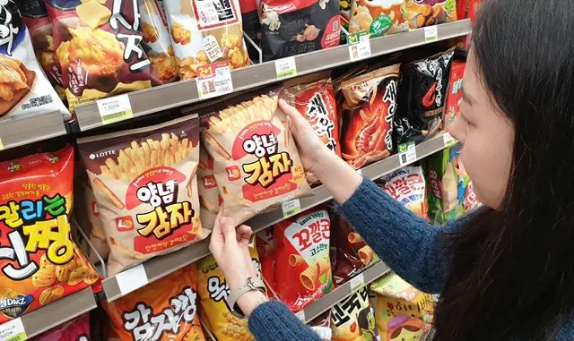 韓国コンビニCUでロングセラー「セウカン」を超えて大人気のスナック菓子「ロッテリア ヤンニョムカムジャ」（画像提供:wowkorea）