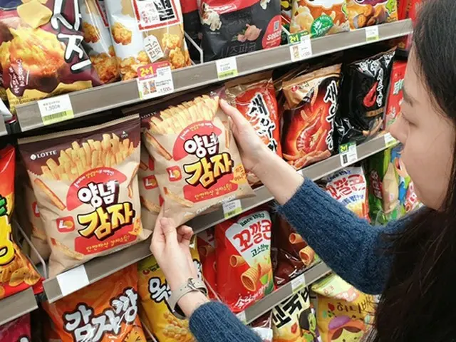 韓国コンビニCUでロングセラー「セウカン」を超えて大人気のスナック菓子「ロッテリア ヤンニョムカムジャ」（画像提供:wowkorea）