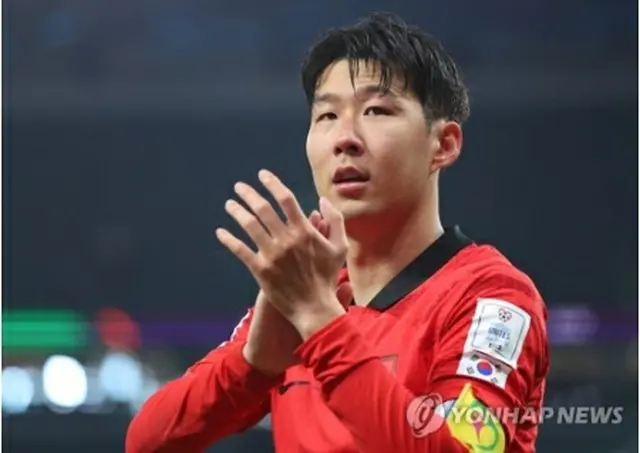 Ｗ杯カタール大会１次リーグ最終戦で強豪のポルトガルに勝利し観客に向かってあいさつする孫選手＝（聯合ニュース）