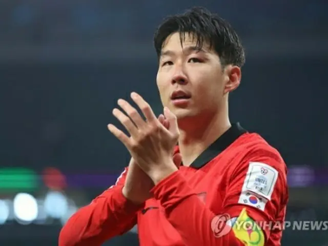 Ｗ杯カタール大会１次リーグ最終戦で強豪のポルトガルに勝利し観客に向かってあいさつする孫選手＝（聯合ニュース）
