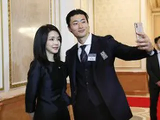 金大統領夫人と一緒に写真を撮ったチョ・ギュソン選手…ソン・フンミン選手「キム・ミンジェ選手が一番ハンサム」＝韓国報道