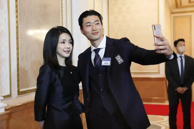 カタールW杯で1試合2得点のFWチョ・ギュソン、大統領夫人との2ショットが話題（画像提供:wowkorea）