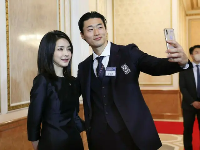 カタールW杯で1試合2得点のFWチョ・ギュソン、大統領夫人との2ショットが話題（画像提供:wowkorea）