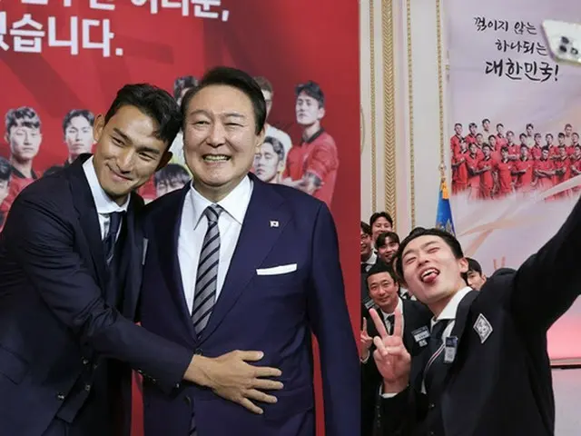 尹大統領と面会したサッカー韓国代表チーム、MZ世代選手は「自由奔放」…大統領の腹に手、横からセルカ（画像提供:wowkorea）