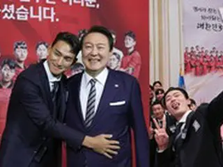 尹大統領と面会したサッカー韓国代表チーム、MZ世代選手は「自由奔放」…大統領の腹に手、横からセルカ