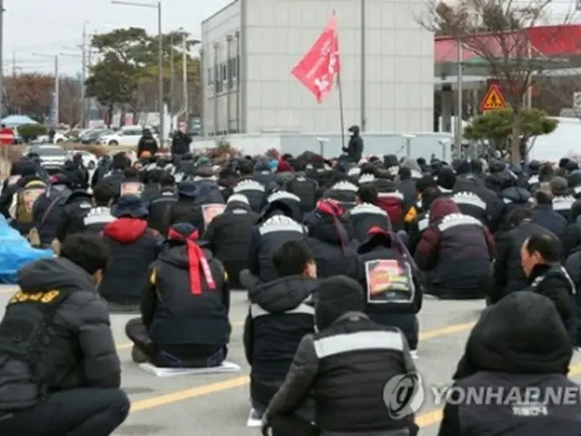 ストの終了可否を問う投票に参加するため集まった組合員＝９日、光州（聯合ニュース）