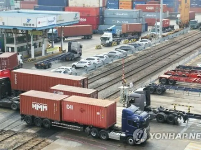 スト終了を受け、トラックなどが動き始めたソウル近郊・京畿道義王市の内陸コンテナ基地＝（聯合ニュース）