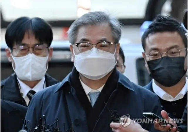 逮捕状発付の是非を判断する令状審査に出席するため、ソウル中央地裁に出頭した徐薫・前国家安保室長（共同取材）＝（聯合ニュース）