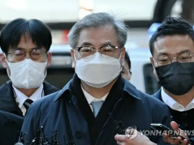 逮捕状発付の是非を判断する令状審査に出席するため、ソウル中央地裁に出頭した徐薫・前国家安保室長（共同取材）＝（聯合ニュース）