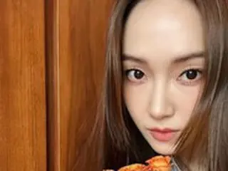 元「少女時代」のジェシカ、まるで猫のような優雅さ…中国での再デビュー後より美しさに磨きがかかった？