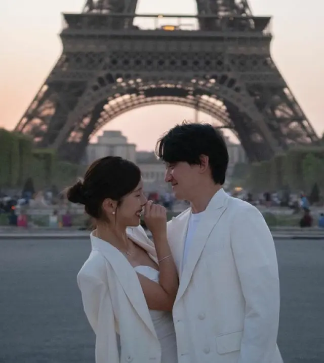 「女神降臨」のヤオンイ作家、夫のチョン・ソンウク氏とパリでロマンティックな新婚旅行…エッフェル塔の前でラブラブ2ショット（画像提供:wowkorea）