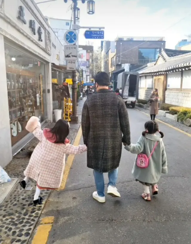 料理研究家ペク・ジョンウォン、2人の娘とデートする後ろ姿…仁寺洞のおいしいお店に行ったの？（画像提供:wowkorea）