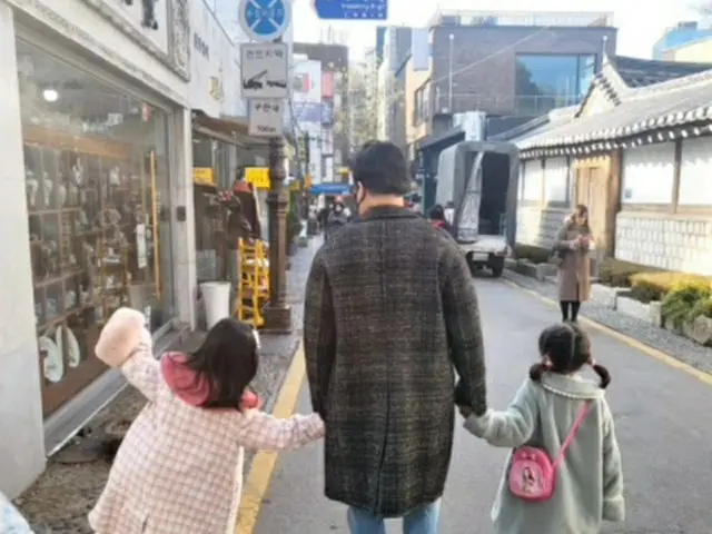 料理研究家ペク・ジョンウォン、2人の娘とデートする後ろ姿…仁寺洞のおいしいお店に行ったの？（画像提供:wowkorea）