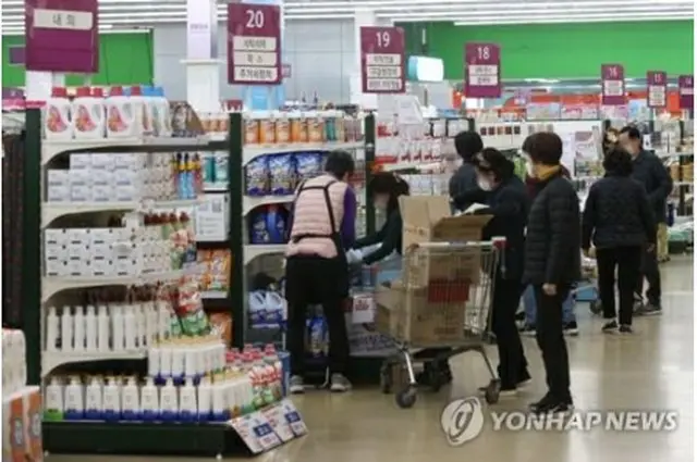 大型スーパーで買い物をする市民（資料写真）＝（聯合ニュース）