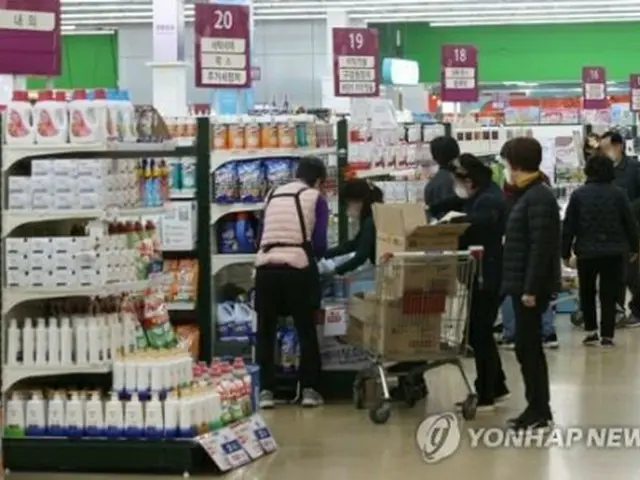 大型スーパーで買い物をする市民（資料写真）＝（聯合ニュース）