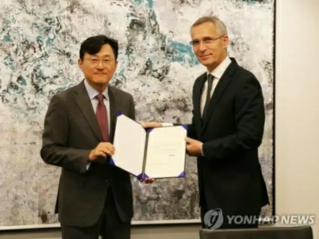 11月22日、NATO本部でストルテンベルグ事務総長に信任状を提出する韓国の尹淳九・駐NATO代表部大使（左）＝（聯合ニュース）