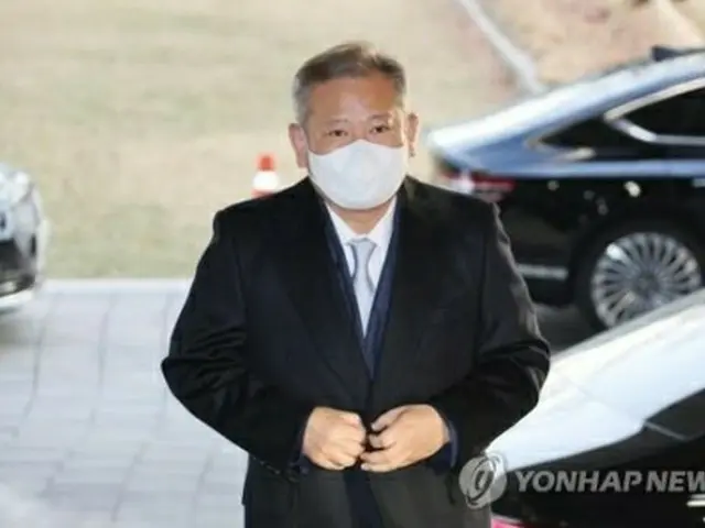 政府ソウル庁舎に出勤する李祥敏・行政安全部長官＝１２日、ソウル（聯合ニュース）