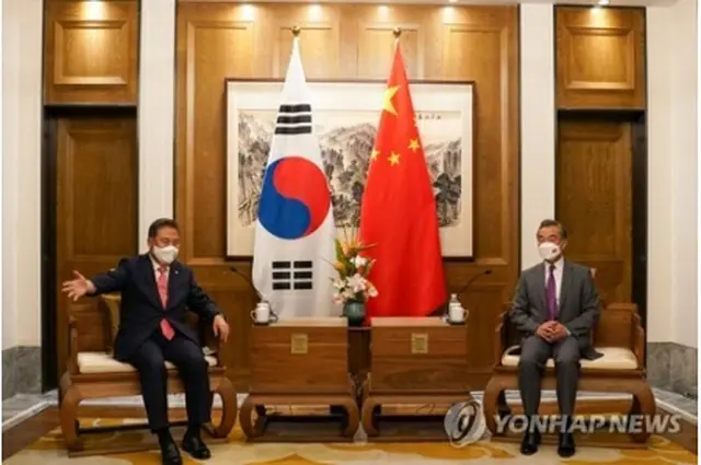 韓中は８月に中国・青島で外相会談を行った（外交部提供）＝（聯合ニュース）≪転載・転用禁止≫