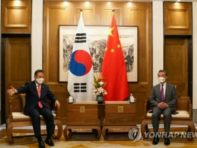 韓中は８月に中国・青島で外相会談を行った（外交部提供）＝（聯合ニュース）≪転載・転用禁止≫