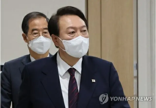 尹大統領（手前）と韓首相（資料写真）＝（聯合ニュース）