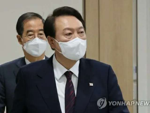 尹大統領（手前）と韓首相（資料写真）＝（聯合ニュース）