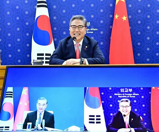 韓国の朴振外相が12日午後、中国の王毅 国務委員兼外相とオンライン会談を行なっている様子（画像提供:wowkorea）