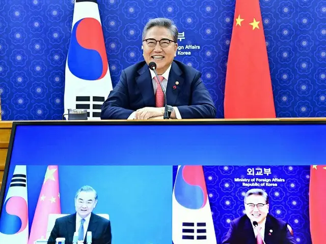 韓国の朴振外相が12日午後、中国の王毅 国務委員兼外相とオンライン会談を行なっている様子（画像提供:wowkorea）